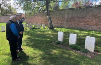 Hon'ble Minister of State for External Affairs, Shri M.J. Akbar paying respect to the fallen Indian soldiers at the Faubourg-d'Amiens Cemetery in Arras, France on 25 April. 